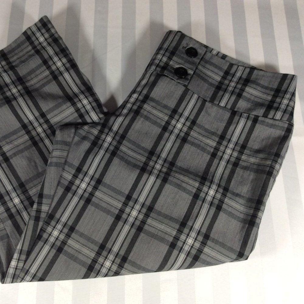 Ladies Sz 11 -  Black/Grey/White Plaid Wide Legged Cuffed Capri Pant